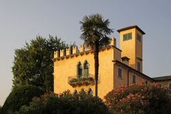 Architettura di Villa delle Rose a Bardolino, provincia di Verona, Veneto. Questa elegante residenza privata, qui fotografata al calar del sole, si trova nel cuore della città veneta ...