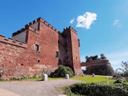 Architettura fortilizia del castello di Castelldefels vicino a Barcellona, Spagna - Le mura merlate a protezione del castello medievale il cui attuale aspetto risale a una ristrutturazione del ...