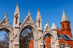 Architettura gotica al cimitero Crown Hill di Indianapolis, Indiana (USA). La porta a tre archi in pietra venne completata nel 1855 - © Jonathan Weiss / Shutterstock.com