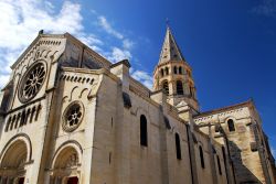 Architettura gotica nel centro di Nimes, Francia.
