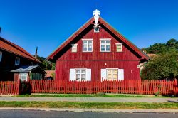 Architettura in legno per le tradizionali casette della campagna lituana nei pressi di Juodkranté - © Yevgen Belich / Shutterstock.com