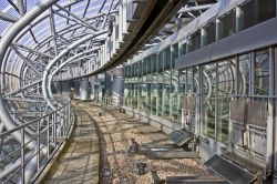 Architettura in metallo per la strada sospesa dello sky train all'aeroporto di Dusseldorf, Germania.

