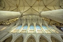 Architettura interna della cattedrale di San Rombaldo a Mechelen, Belgio - © 169007825 / Shutterstock.com