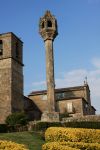 Architettura medievale nel centro storico di Barcelos, Portogallo, con la chiesa sullo sfondo.

