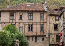 Architettura medievale nel centro storico di Cahors, Francia. Città d'arte e di storia, Cahors sorge nel dipartimento del Lot - © wjarek / Shutterstock.com