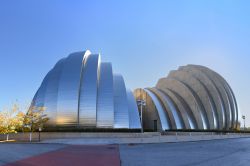 L'architettura moderna del Kauffman Center for the Performing Arts a Kansas City, Missouri. Progettato da Moshe Safdie e completato nel 2011, è un esempio di espressionismo strutturale  ...