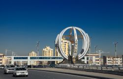 Architettura moderna in una strada di Ashgabat, Turkmenistan - © velirina / Shutterstock.com