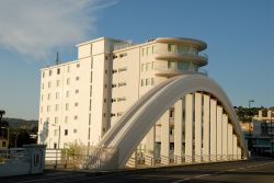 Architettura moderna nella città di Sainte-Maxime, Francia: particolare del ponte che collega le due parti della località balneare. Dietro, un edificio di recente costruzione.
 ...