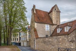 Architettura nel centro storico di Nevers, Borgonga-Franca Contea, Francia: particolare delle case in mattoni.



