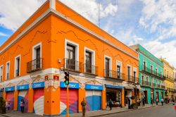 Architettura nel centro storico di Puebla, Messico:  la città fu fondata nel 1531 in un'area chiamata Cuetlaxcoapan - © Anton_Ivanov / Shutterstock.com