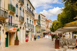 Architettura nella piazza principale di Alcobaca, Portogallo. Secondo alcuni, il nome di questa cittadina deriverebbe dai fiumi Alcoa e Baca: il paese sorge infatti nelle valli in cui scorrono ...