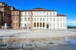 Scorcio da cui poter ammirare l'architettura del Palazzo di Venaria Reale, Torino (Piemonte) - Ci sono alcune case di Kork (Irlanda) che sono incapaci di rimanere statiche, per via dei loro ...