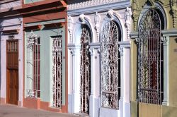 Inferriate di porte e finestre in alcune case coloniali di Cienfuegos, Cuba. L'architettura cittadina è Patrimonio dell'Umanità dichiarato dall'UNESCO.