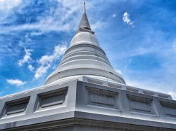 Architettura religiosa al Wat Chaloem Phra Kiat di Nonthaburi, Thailandia: particolare della Pagoda Bianca.

