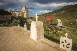 Architettura religiosa nei pressi di Isternia a Tino, isola greca delle Cicladi. L'antico aspetto religioso dell'isola si è mantenuto intatto sino ad oggi: il grande numero di ...