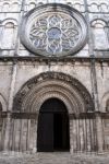 Architettura religiosa nel centro di Cognac, Francia: rosone e portale d'ingresso.


