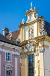 Architettura religiosa nel centro di Sankt Polten, Bassa Austria. Durante la seconda guerra mondiale quasi il 40% dei palazzi e dei monumenti della città venne distrutto ma, grazie allo ...