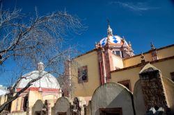 Architettura religiosa nel centro di Zacatecas, Messico. La città abbonda di chiese, molte delle quali convertite in musei e gallerie.

