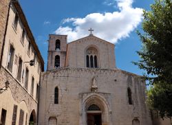 Architettura religiosa nel cuore di Pezenas, Francia: la facciata dell'antica chiesa cittadina.



