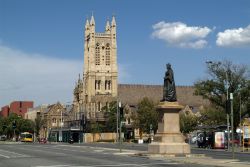 Architettura religiosa nella città di Adelaide con la statua della Regina Vittoria (Australia).
