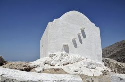 Architettura religiosa sull'isola di Syros, Grecia: una chiesa in pietra dipinta di bianco.

