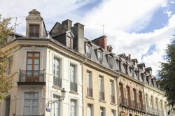 Architettura residenziale nella cittadina termale di Bagneres-de-Luchon, Pirenei (Francia) - © Ana del Castillo / Shutterstock.com