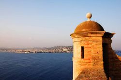 Architettura sull'isola Santa Margherita, Cannes, Francia. Veduta della costa francese da questa suggestiva isola, la dodicesima più visitata di tutta la Francia.
