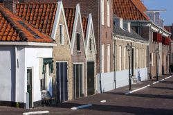 Architettura tradizioanle olandese in una strada del centro di Brielle. Le pittoresche casette che si affacciano hanno il tipico tetto a punta.
