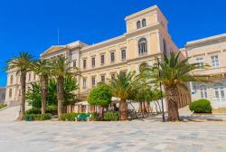 Architettura tradizionale di un antico edificio sull'isola di Syros, Cicladi, Grecia. Dopo la guerra di indipendenza del 1821, questo territorio è entrato a far parte della Grecia.




 ...