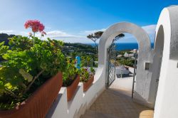 Architettura tradizionale in una villa di Casamicciola Terme, isola d'Ischia. Questa località ha il più elevato numero di sorgenti termali curative sia nel mare che nell'interno.


 ...