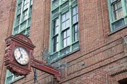Architettura tradizionale nel centro cittadino di Trenton, New Jersey (USA): un vecchio orologio e un edificio costruito in mattoni.


