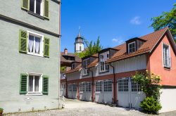 Architettura tradizionale nel centro di Lindau, Germania, con la chiesa di Santo Stefano sullo sfondo.

