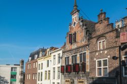 Architettura tradizionale sulla piazza del mercato a Nijmegen, Olanda.
