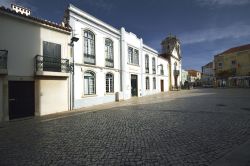 Architettura urbana a Peniche, Portogallo. Prima di recarsi in spiaggia, non perdete una visita al centro storico di questa cittadina che ospita edifici e monumenti di grande interesse.

