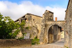 Architetture medievali nel cuore di Perouges, Francia. Questa bella cittadina fortificata, secondo alcuni fondata da perugini emigrati in territorio francese, è una frequentata meta turistica.
 ...