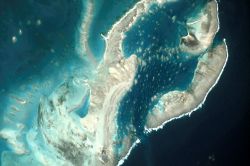 L'Arcipelago delle isole Cargados (territorio di Mauritius) fotografato dalla Stazione Spaziale Internazionale (ISS) da circa 400 km di altezza - © NASA - Wikipedia