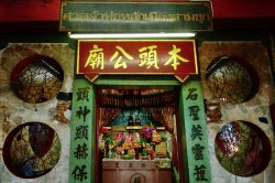 Arco cinese del Suphan Buri City Pillar Shrine, Thailandia. Questo luogo sacro si trova nella città vecchia a ovest del fiume Suphan Buri in Malai Man Road - © Chedped Studio / Shutterstock.com ...