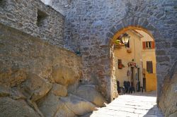 Arco  di accesso al borgo di GIglio Castello - © trotalo / Shutterstock.com 