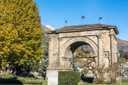 L'arco di Augusto nel centro di Aosta, Valle d'Aosta. Venne edificato nel 25 a.C. per la vittoria dei Romani sui Salassi: si trova poco distante dal quartiere della Collegiata di Sant'Orso ...
