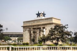 L'Arco di Indipendenza nell'omonima piazza di Accra, Ghana. Vi si leggono le parole Libertà e Giustizia scolpite nel 1957.

