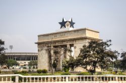 L'Arco di Indipendenza nell'omonima piazza di Accra, Ghana. Vi si leggono le parole Libertà e Giustizia scolpite nel 1957.

