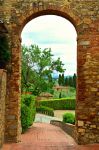 Arco di ingresso al borgo fortificato di Tignano in Toscana - © Simona Bottone / Shutterstock.com