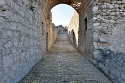 Arco di ingresso alla grande fortezza di Civitella del Tronto, Abruzzo settentrionale, provincia di Teramo - © Mario Troiani / Shutterstock.com