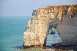 Arco di roccia lungo la costa d'Alabastro a Etretat in Alta Normandia (Francia) - © Elena Dijour / Shutterstock.com