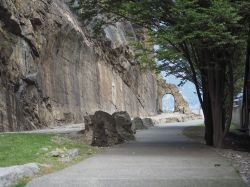 Arco di roccia e strada consolare romana  a Donna, Valle d'Aosta