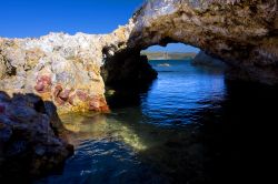 Arco di roccia sull'isola di Lemnos, Grecia - Scorcio panoramico sulle formazioni rocciose che caratterizzano quest'isola dell'Egeo settentrionale che vanta golfi protetti, spiagge ...