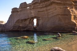 Arco di roccia sulla costa a falesia dell'Isola di Ventotene nel Lazio