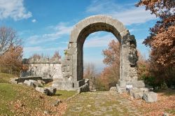 L'arco di San Damiano e i resti dell'antica via Flaminia nel sito archeologico di Carsulae, nei pressi di San Gemini, Umbria, Italia.




