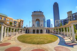 Arco di trionfo del Millennium Gate all'Atlantic Station di Atlanta, Stati Uniti d'America. Si tratta di un arco monumentale dall'aspetto classico, simile a quelli di trionfo eretti ...