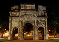 L'arco di trionfo di Orange, Francia, by night: eretto in tarda età repubblicana, venne poi dedicato all'imperatore Tiberio. Sorge sulla via Agrippa con funzione di porta monumentale.
 ...